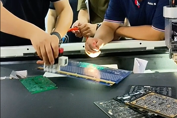 HONOVAC鸿诺章鱼吸盘抓取PCB行业线路板
